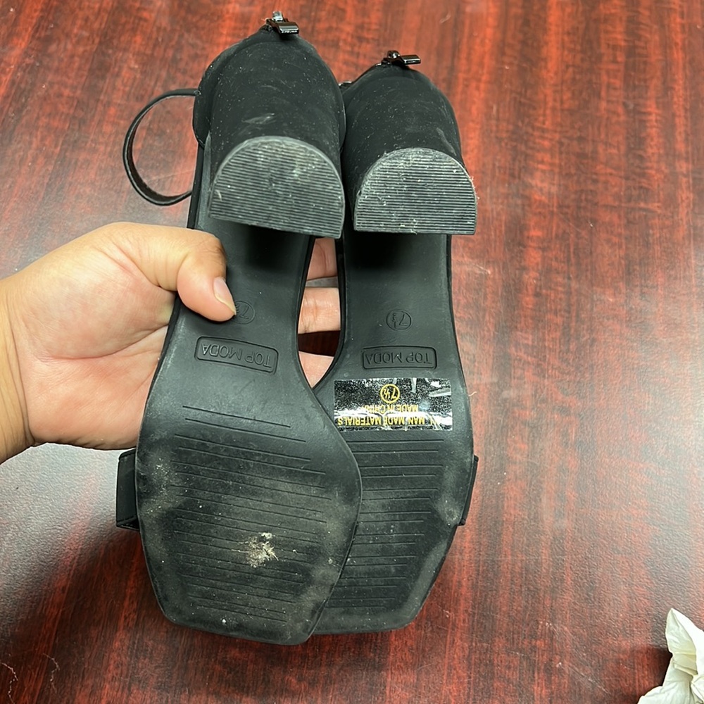 Black heels - Picture 3 of 3